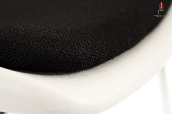 Der strapazierfähige Stoff und die robuste Kunststoffschale bilden einen geschmackvollen Kontrast