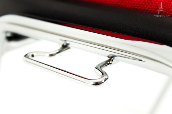 Ein Element der Reihenverbinder aus hochglanzverchromtem Metall