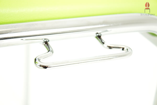 In die Seite des Reihenverbinders muss der Haken lediglich eingehangen werden