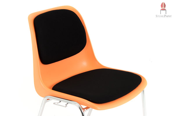 Sowohl die Polster, als auch die Kunststoffschale sind farblich variabel