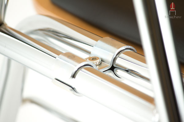 Träger der Tischplatte mehrfach mit Stuhlrahmen verschraubt