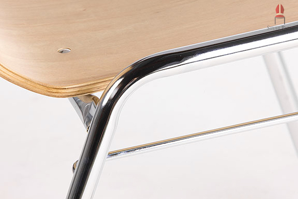 Buchenechtholz und verchromtes Stahlrohrgestell bilden optisch einen schönen Kontrast