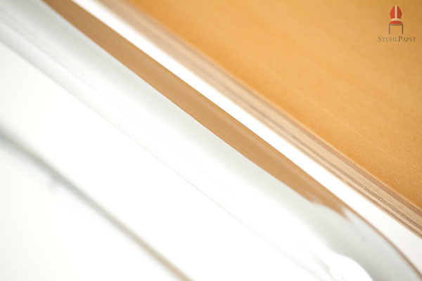 Das hochwertig verchromte Gestell sorgt für Stabilität und einen geschmackvoll Look