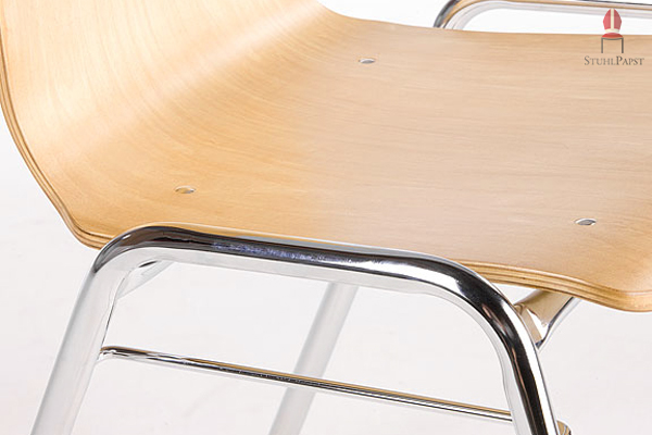 Der ebenfalls verchromte Stapelschutz passt sich der Optik des restlichen Stuhles perfekt an