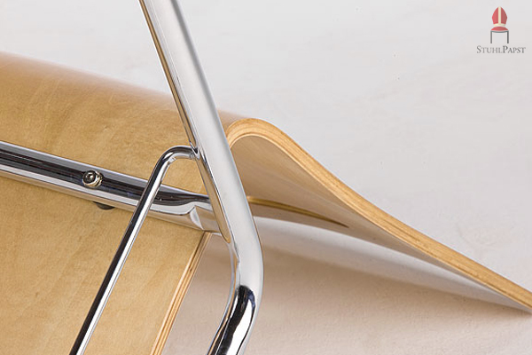 Der Stuhl besteht aus einer aus einem Stück gefertigten Echtholzschale und einem verchromtem Stahlrohrrahmen