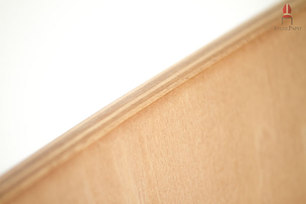 Die Kanten der Holzschale betonen das formschöne Schichtholz