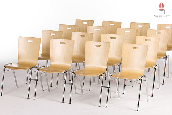 Für die Bestuhlung großer Hallen lässt sich dieses Holzschalenstuhlmodell gut in Reihen aufstellen