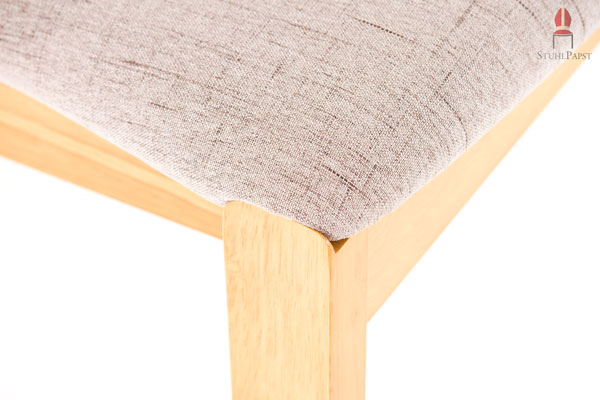 Das Echtholz bildet einen geschmackvollen Kontrast zu dem hellen Designstoff