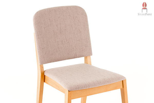 Der Objektstoff und das Schichtholz ergänzen sich zu einem zeitlosen Design