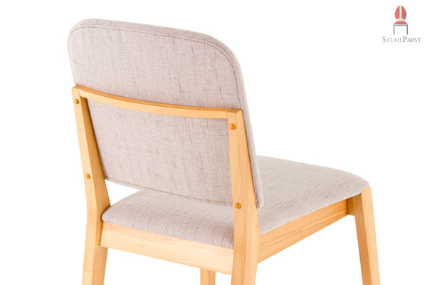 Der stabile Holzrahmen federt leicht und hält die Gesamtkonstruktion