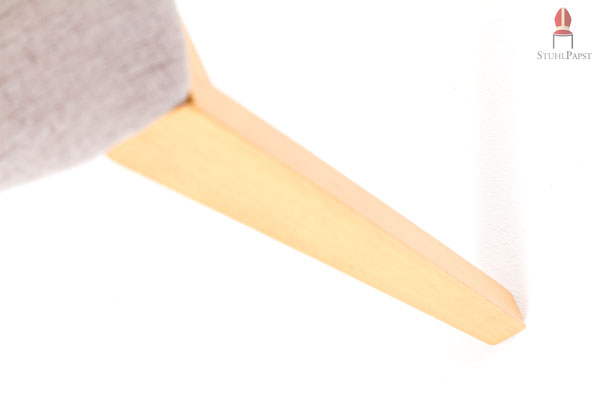 Die stabilen Echtholzfüße des Stuhls sorgen für höchste Standfestigkeit