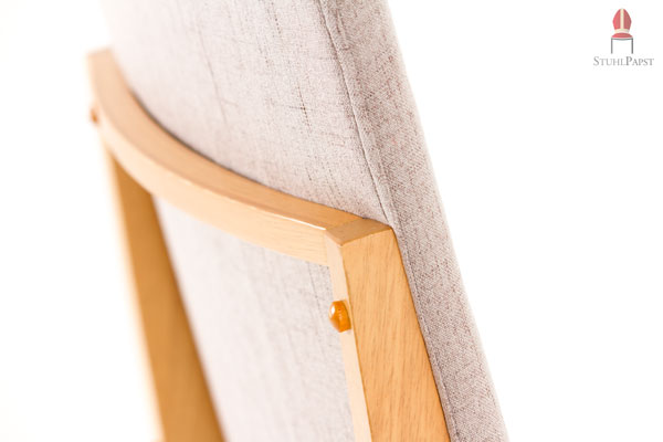 Eine ausgewählte optisch schöne Verschraubung an der Rückseite verbindet die zwei Elemente