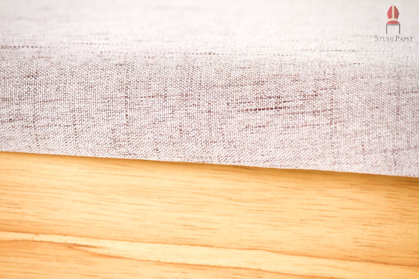 In Einklang gebrachte Symphonie aus feinstem Stoff und edlem Holz verspricht Charme und Stil