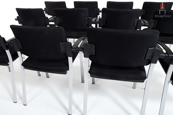 Die feste Fixierung der Stühle untereinander schließt verschobene Stühle im Raum aus