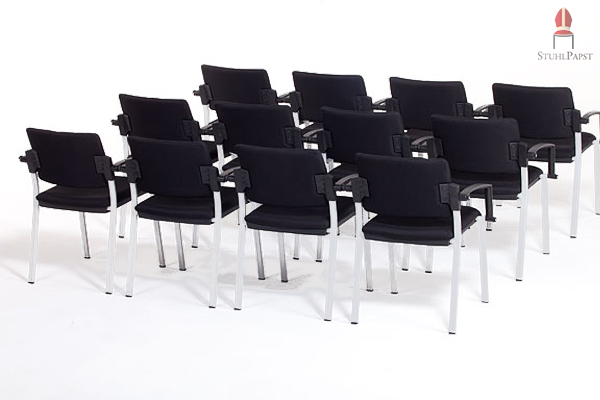 Die Rückansicht betont das elegante Design des Stuhls