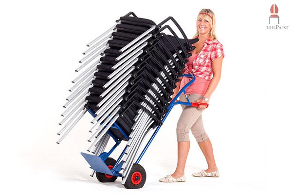 Die Stuhltransportkarre hilft Ihnen den Stuhl schonend und ohne Kraftaufwand zu transportieren