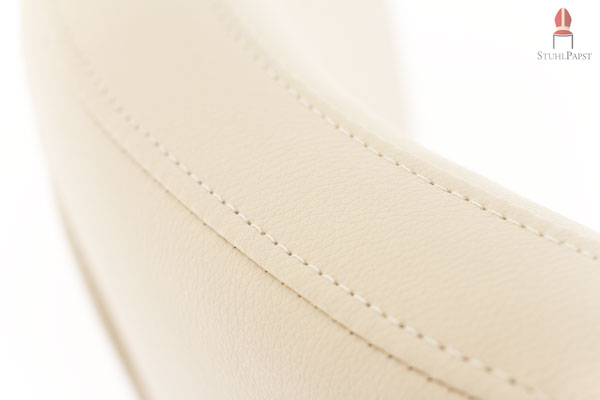 Die Lehne ist ebenfalls gepolstert