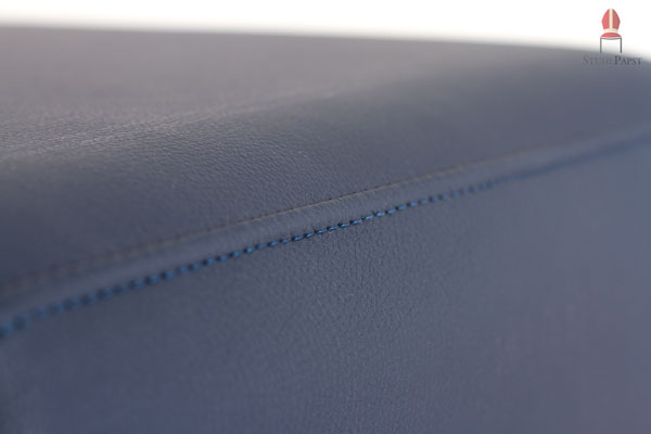 Der Bezug des Polsters ist aus hochwertigem Kunstleder