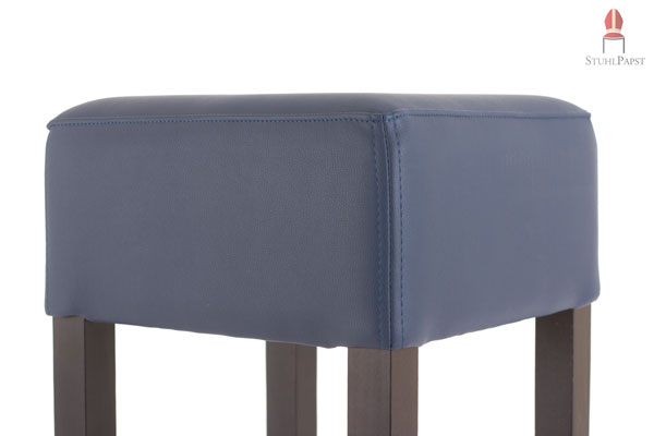 Die Bezüge der Sitzpolster sind akkurat vernäht