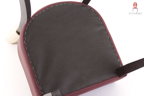 Auch von unten sauber gearbeitet - der Rom.a Stuhl