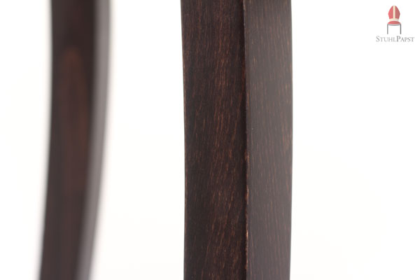 Das Holz ist hochwertig verarbeitet