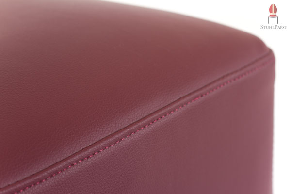 Der Stuhl ist großzügig gepolstert