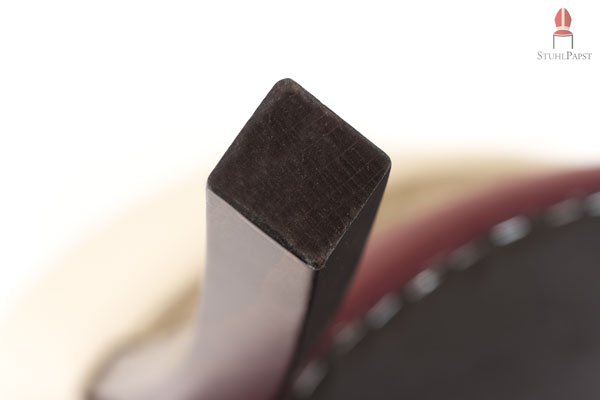 Die Beine des Rom.a Stuhles sind massiv