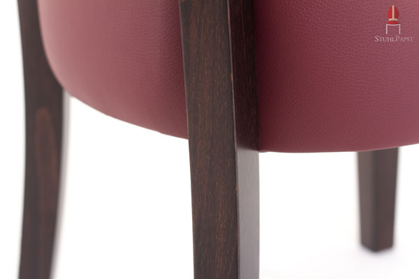 Holz und Polsterbezug sind harmonisch passend