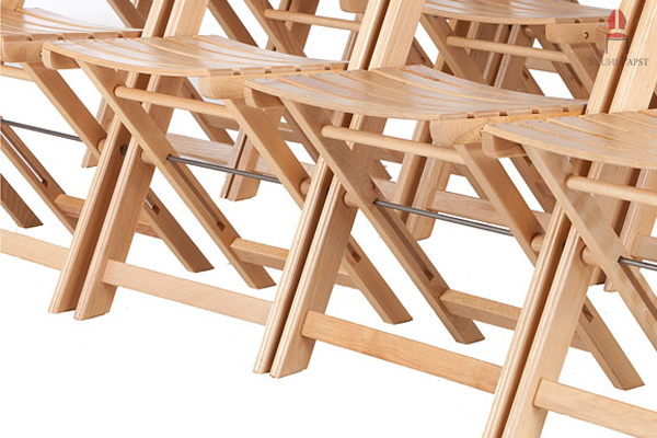 Der praktische Klappstuhl überzeugt auch als Reihenbestuhlung