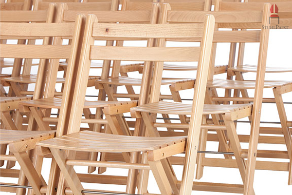 Die Naturholzlackierung verleiht dem Klappstuhl ein ästhetisches Aussehen