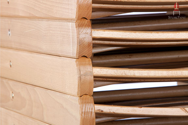 Mit der durchdachten Bauart des Klappstuhls lässt er sich exakt gerade stapeln