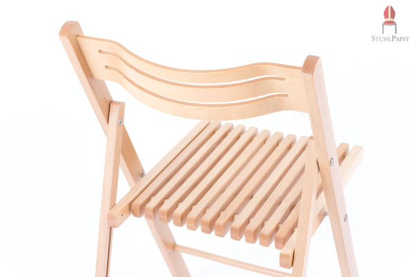 Der Klappstuhl lässt sich schnell und einfach stellen