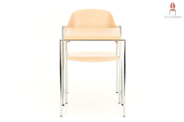 Der Seminarstuhl hier in Kombination mit einem Einzeltisch