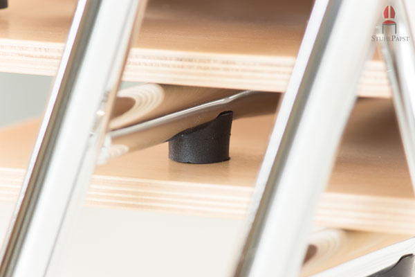 Der Stapelschutz verhindert Kratzspuren beim Stapeln der Stühle