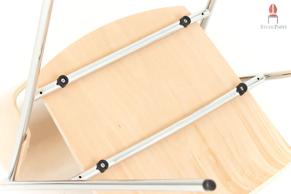 Die Querstreben auf der Unterseite dienen der Standfestigkeit und Stabilität des Stuhls