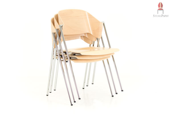 Dieses Stuhlmodell lässt sich hervorragend platzsparend stapeln