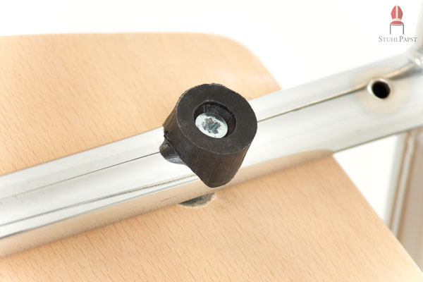 Auf der Unterseite der Sitzfläche sind hochwertige Stapelschoner angebracht