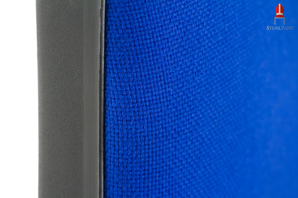 Der Stoff schützt die Polsterung vor Schmutz und Staub