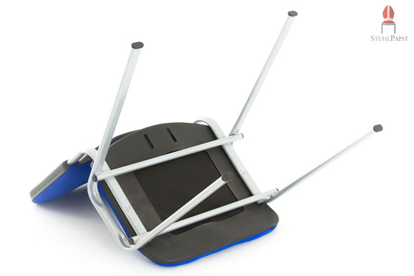 Die Querstreben unter der Sitzfläche erhöhen die Stabilität