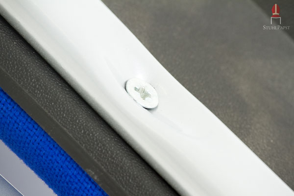 Die Sitzfläche ist fest mit dem Rahmen verschraubt