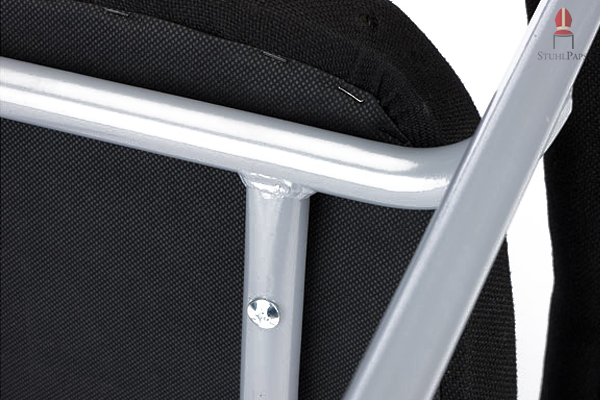 Die Sitzfläche wird fest mit dem Gestell verschraubt um eine Verschiebung auszuschließen