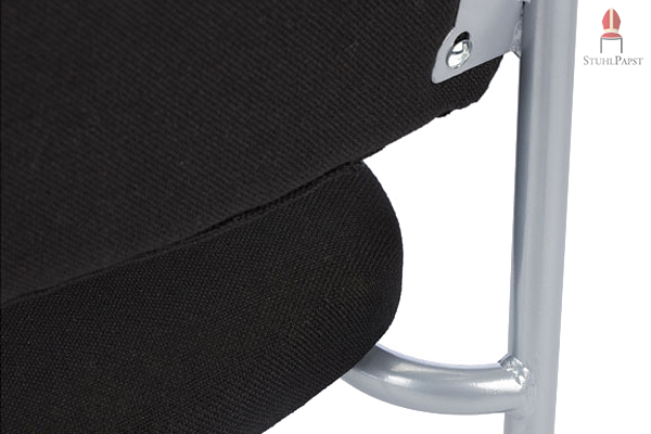 Die Rückenlehne wird aus optischen Gründen beidseitig mit Stoff bezogen