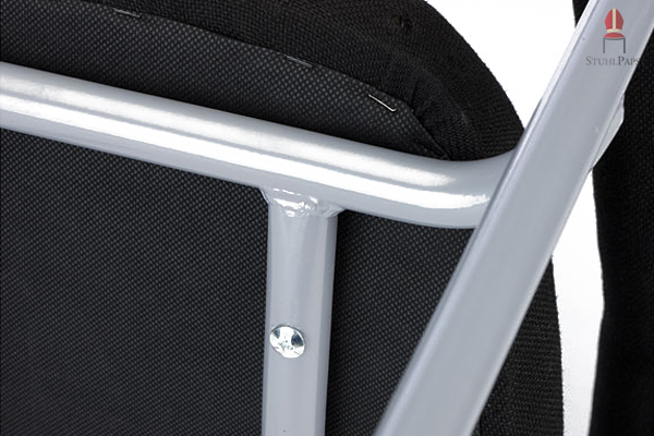 Die Sitzfläche wird für höchste Sicherheit mit dem Rahmen verschraubt