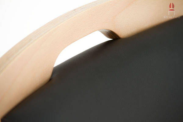 Dezente Griffmulde in der Rückenlehne