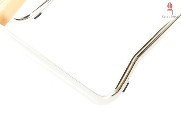 Das Gestell ist hochglanzverchromt und vermittelt eine seriöse und moderne Optik