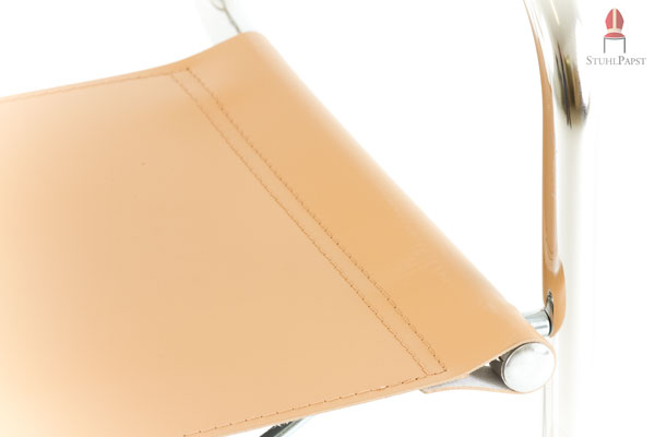 Das verchromte Gestell und die Lederelemente bilden einen geschmackvollen Kontrast