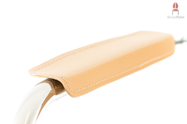 Die Armlehnen sind mit Lederelementen ausgestattet