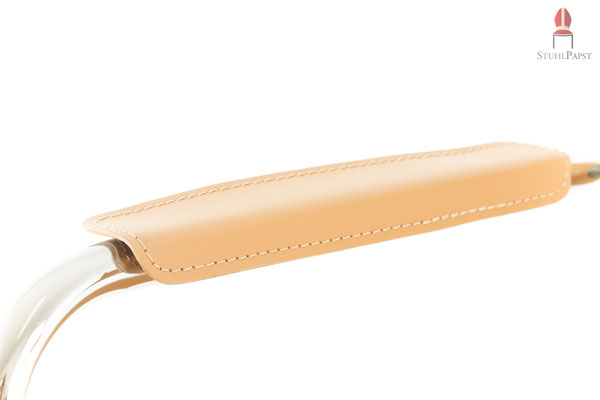 Die Lederelemente an den Armlehnen ermöglichen ein angenehmes Ablegen der Arme