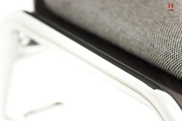 Das verchromte Gestell gibt dem Gesamtbild eine hochwertige Optik