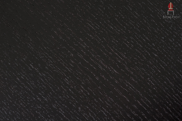 Hier sehen Sie eine schwarz lackierte Holzschale in Nahaufnahme